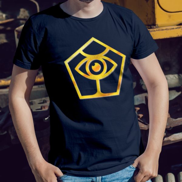The DnD symbol of Boccob, an eye balanced on a pedestal inside a pentagon, on a navy blue shirt worn by a man against a tractor