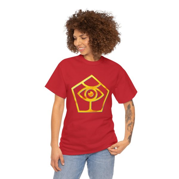 The DnD symbol of Boccob, an eye balanced on a pedestal inside a pentagon, on a red shirt worn by a woman