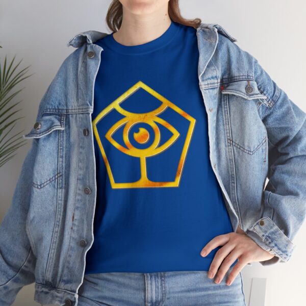 The DnD symbol of Boccob, an eye balanced on a pedestal inside a pentagon, on a royal blue shirt under a jean jacket