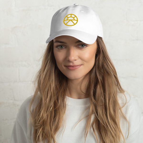 The symbol of Lathander, the DnD deity of renewal, a rising sun, on a white hat worn by a blonde woman