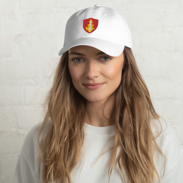 A hat with the symbol of Tempus, an upright flaming sword. The god of war in DnD. White hat worn by woman