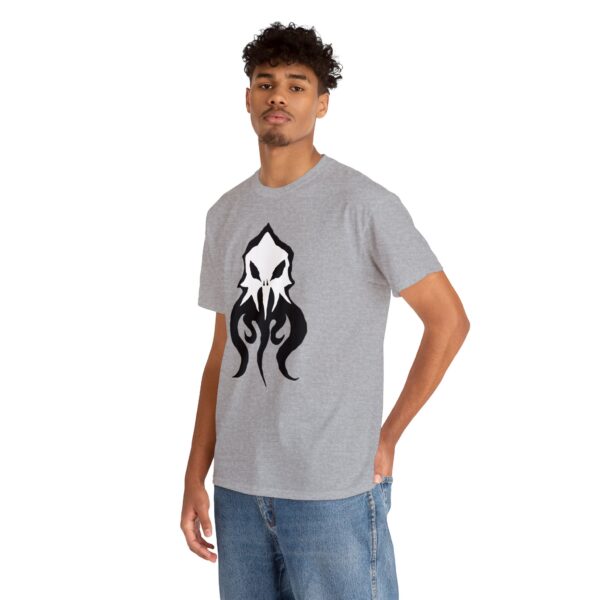 The symbol of Deep Duerra, a broken illithid skull, mindflayer, on a sport gray shirt worn by a man