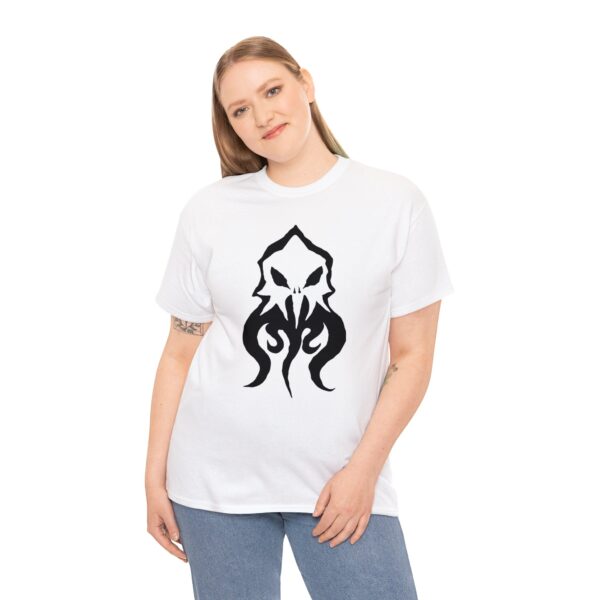 The symbol of Deep Duerra, a broken illithid skull, mindflayer, on a white shirt worn by a woman