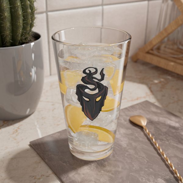 16 oz pint glass with the dnd symbol of Mask, fantasy deity of dungeons and dragons rogues and thieves, lemonade
