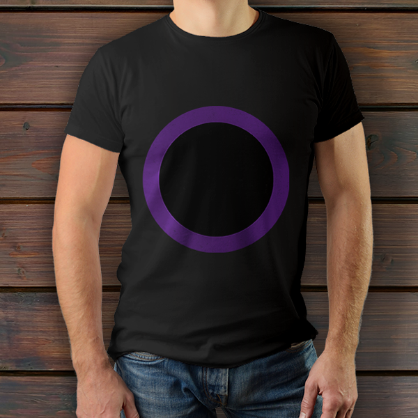 Black disk surrounded by a purple border, the symbol of Shar, on a black t-shirt on a man leaning on a wall