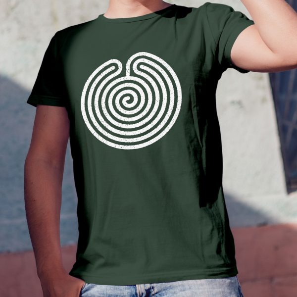The symbol of Ubtao, a circular maze, on a forest green shirt worn by a man against a wall. The Chult deity in DnD.